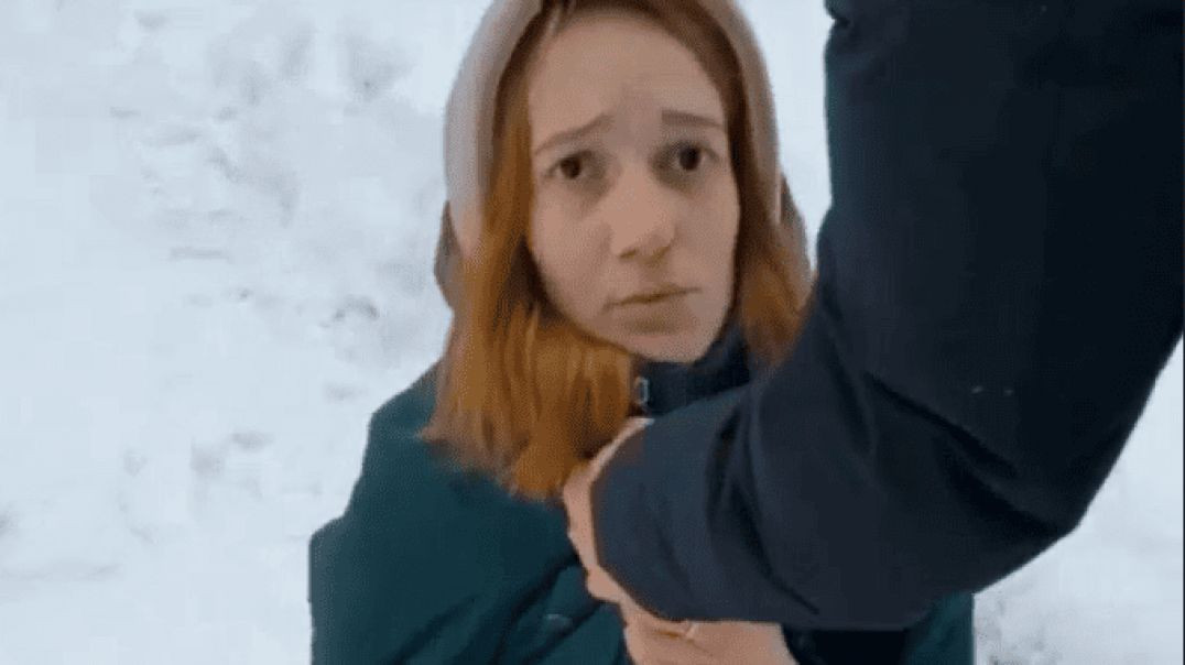 ⁣Спортики поймали закладчицу / Заставили суку извиняться / Наказание